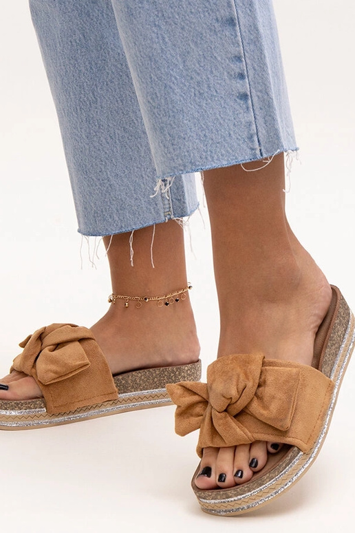 Infradito marroni su suola massiccia...