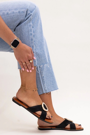 Infradito nere decorate con... 2