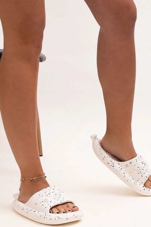 Infradito bianche con cinturino largo...