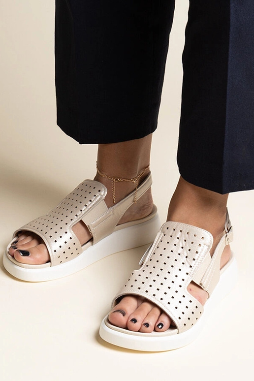 Sandali dorati con tomaia traforata...