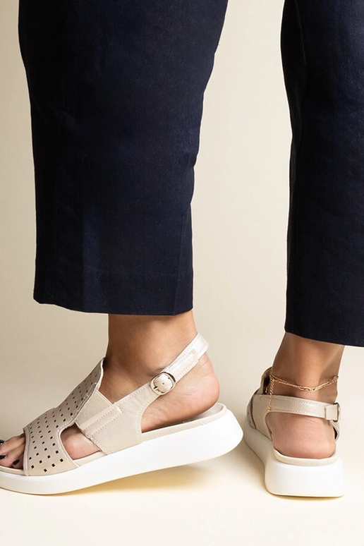 Sandali dorati con tomaia traforata...