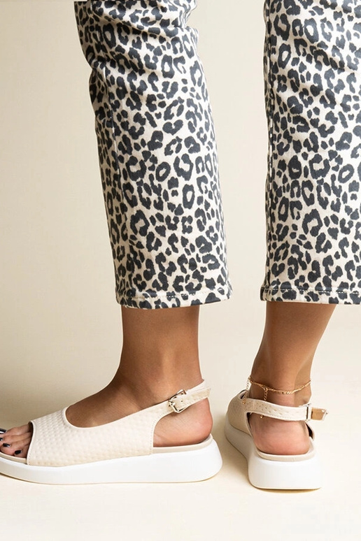 Sandali beige con suola più spessa di...