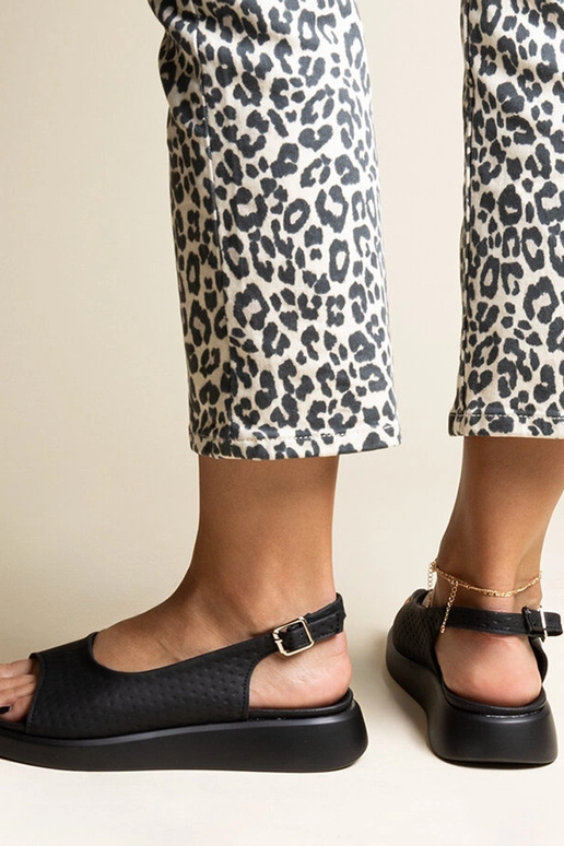 Sandali neri con suola più spessa di...