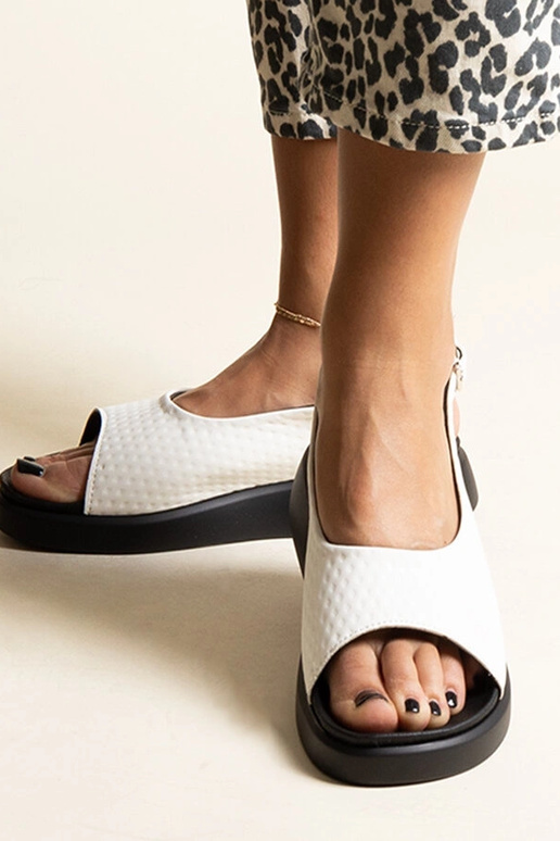 Sandali bianchi con suola più spessa...