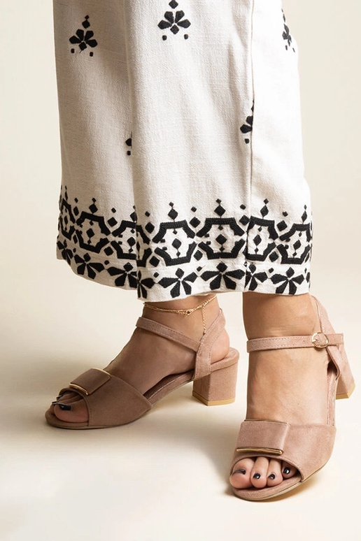 Sandali beige scuro con tacco basso...