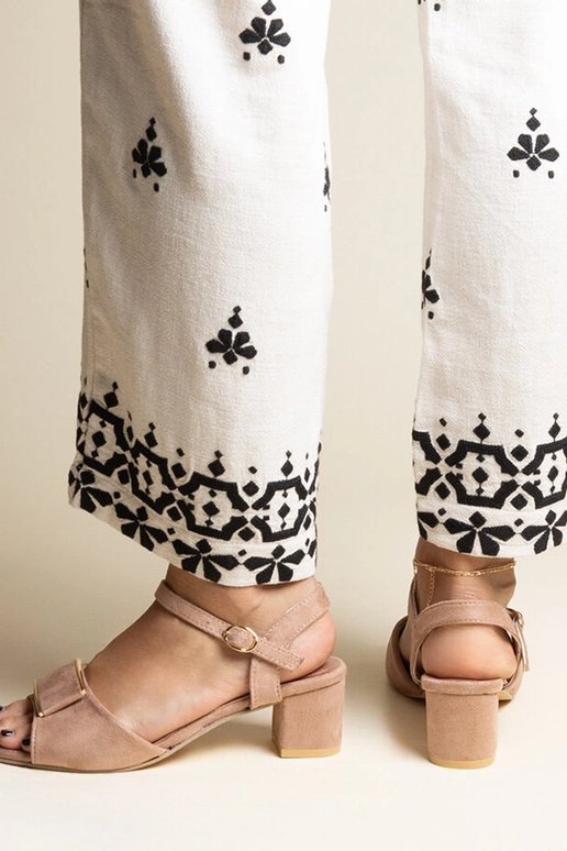 Sandali beige scuro con tacco basso...