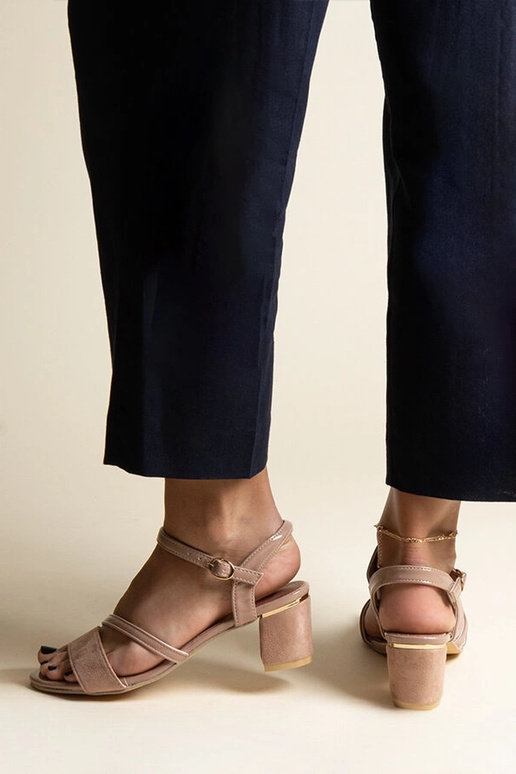 Sandali beige scuro con combinazione...