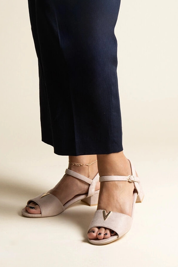 Sandali beige con tacco...