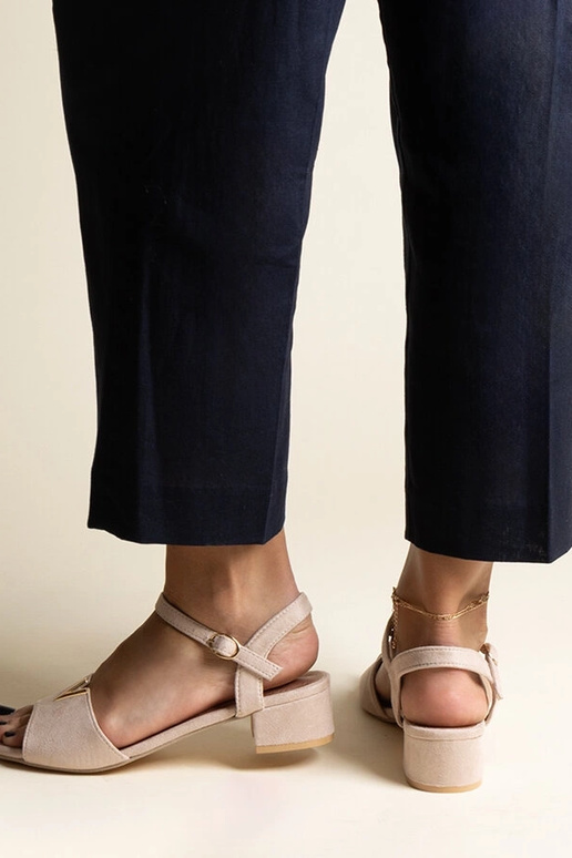 Sandali beige con tacco basso e...