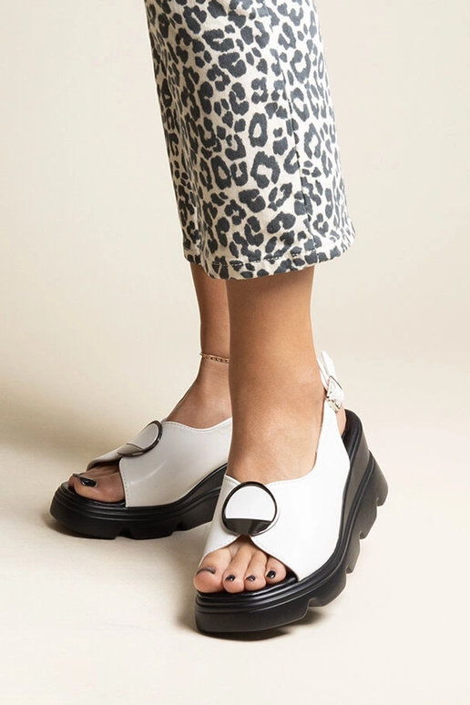 Sandali con zeppa con fibbia bianca...