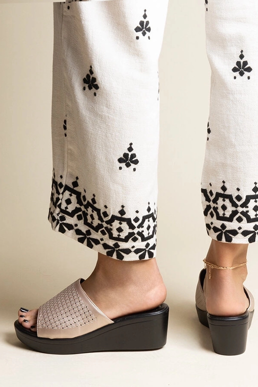 Infradito con zeppa traforata oro in...