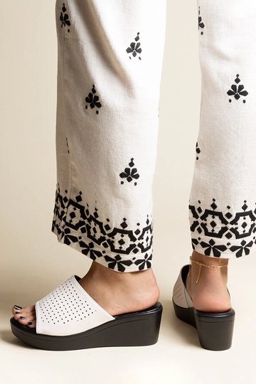 Infradito bianche con zeppa... 2