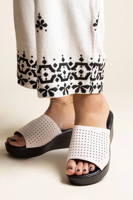 Infradito bianche con zeppa traforata... Infradito bianche con zeppa traforata...