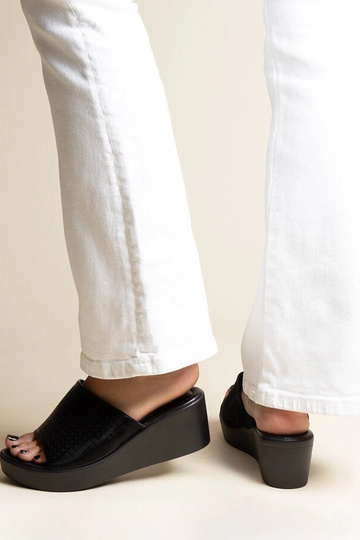 Infradito nere traforate... 2