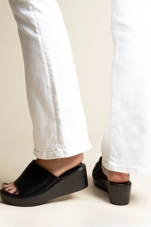 Infradito nere traforate con zeppa in... Infradito nere traforate con zeppa in...