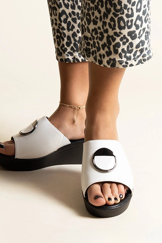 Sandali bianchi con zeppa e fibbia...