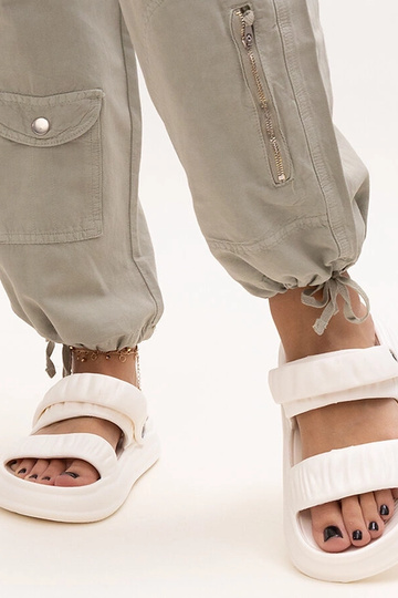 Sandali bianchi in schiuma...