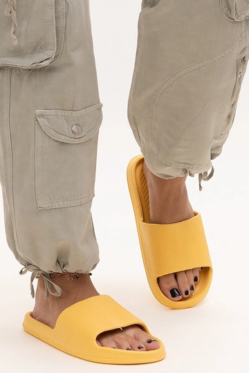 Infradito in schiuma gialla...