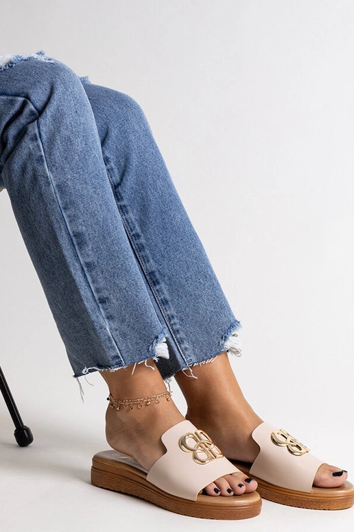 Infradito beige con fibbia decorativa...