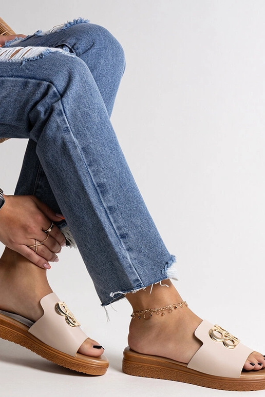 Infradito beige con fibbia decorativa...