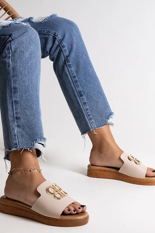 Infradito beige con fibbia decorativa...