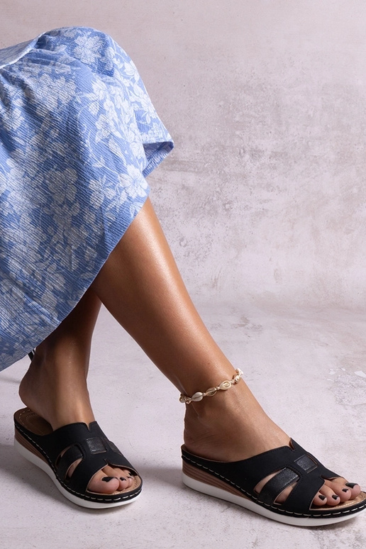 Infradito nere leggere con tacco...