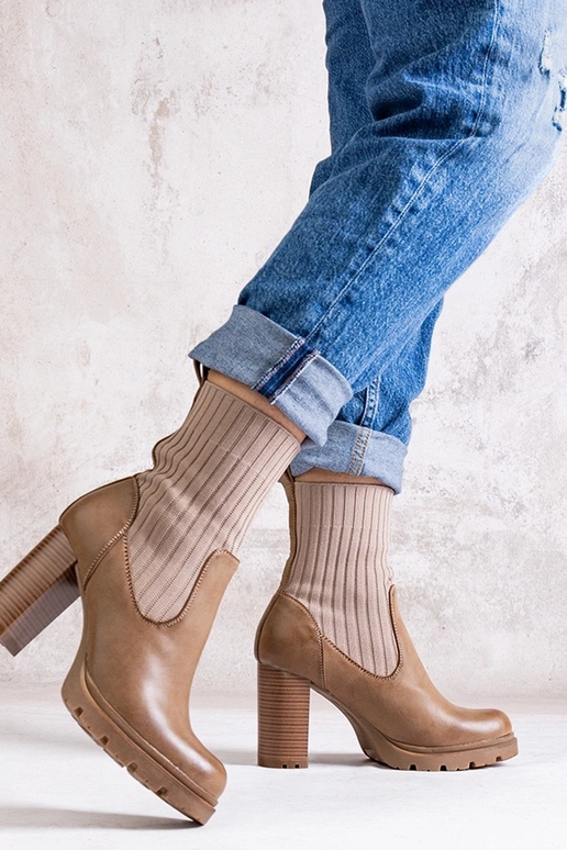 Stivaletti beige scuro con tacco a...