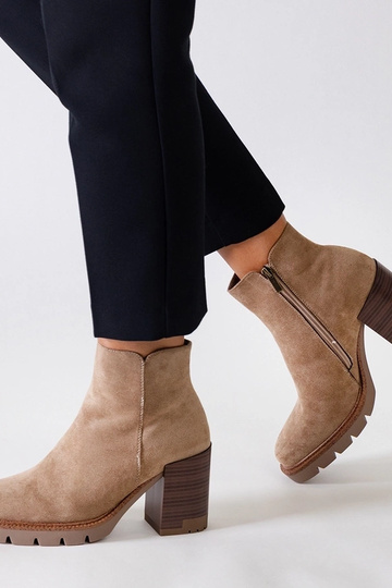 Stivaletti beige con tacco... 2