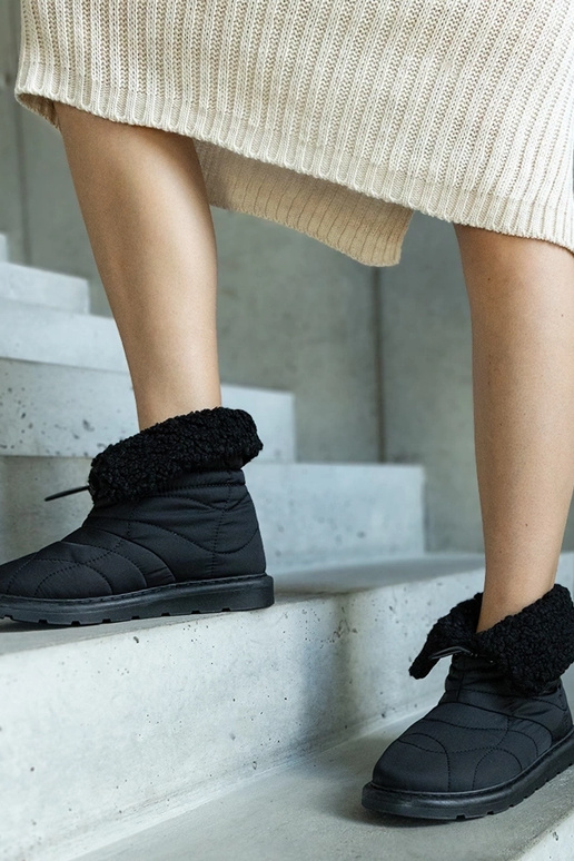 Stivali da neve neri isolati con...