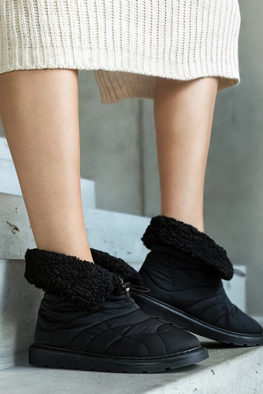 Stivali da neve neri isolati con...