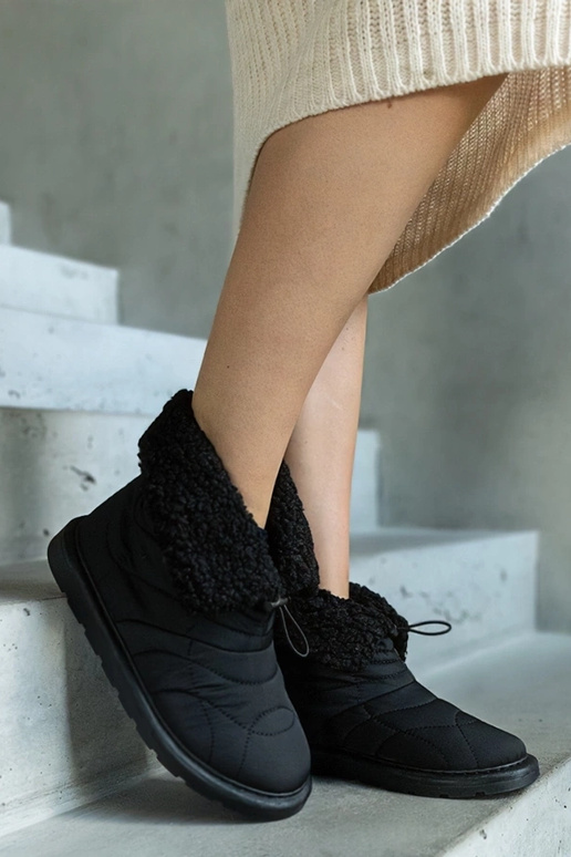 Stivali da neve neri isolati con...