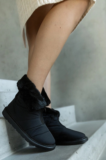 Scarponi neri imbottiti con... 2