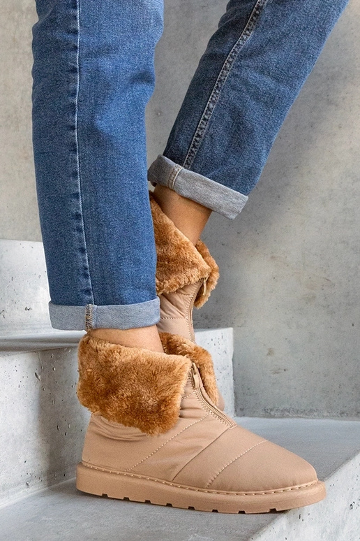 Stivali da neve beige isolati con...