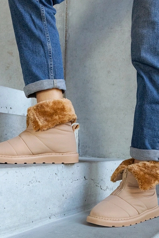 Stivali da neve beige isolati con...