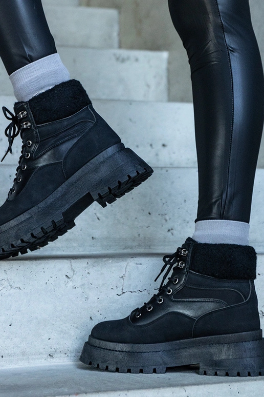 Scarponi da trekking neri con suola...