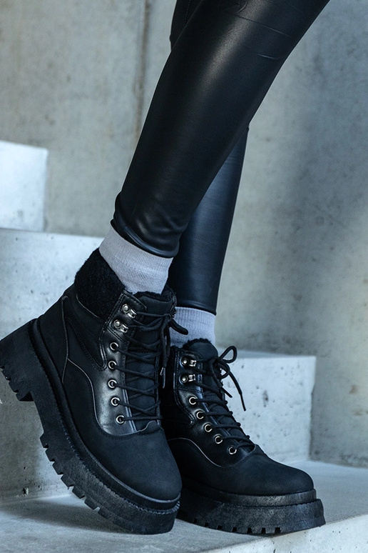 Scarponi da trekking neri con suola...