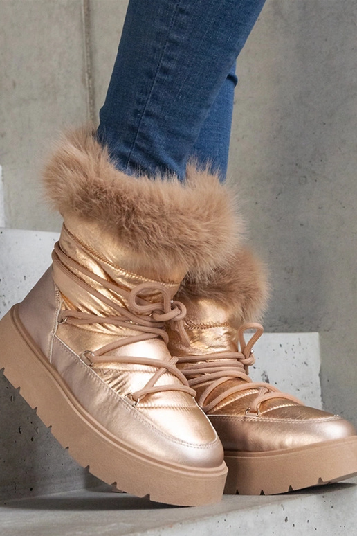 Stivali da neve beige isolati con...