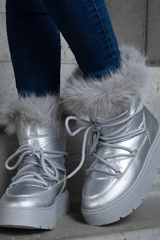 Stivali da neve isolati in argento...