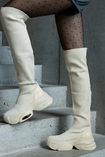 Stivali beige slip-on con tomaia elastica su una suola Lokira massiccia
