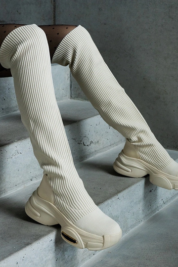 Stivali beige slip-on con tomaia elastica su una suola Lokira massiccia 2
