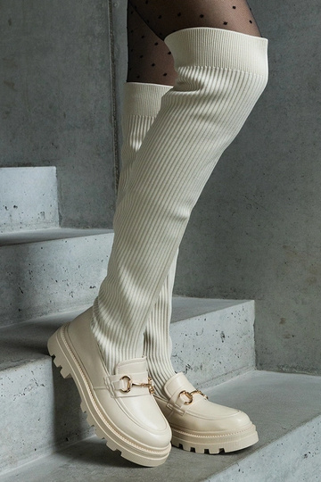 Stivali beige chiaro con tomaia elastica e tacco piatto Vrissa