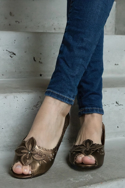 Ballerine marroni traforate con punta...