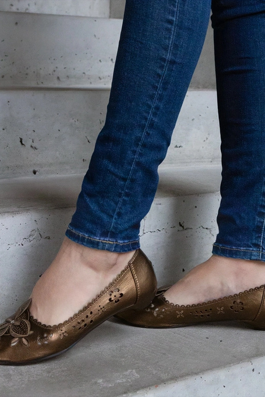 Ballerine marroni traforate con punta...