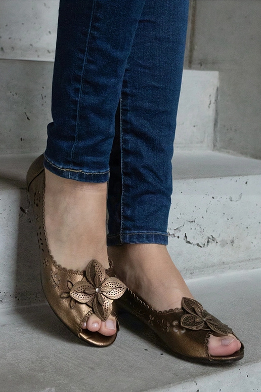 Ballerine marroni traforate con punta...