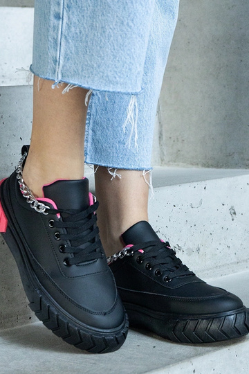Sneakers nere con catena...