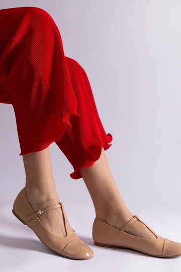 Ballerine in vernice beige con chiusura a fibbia Gloriana