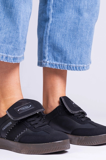Scarpe sportive nere da donna con cuciture Puente
