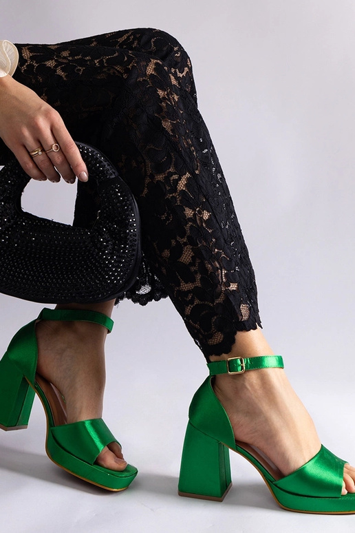 Sandali con tacco spesso in raso...