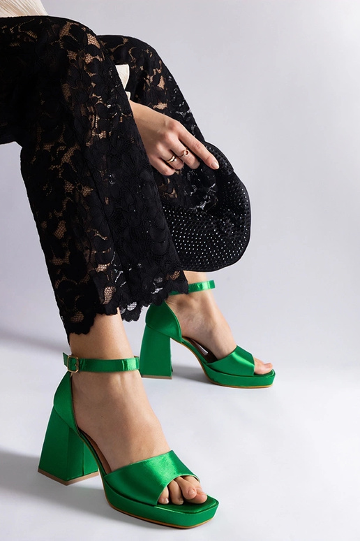 Sandali con tacco spesso in raso...