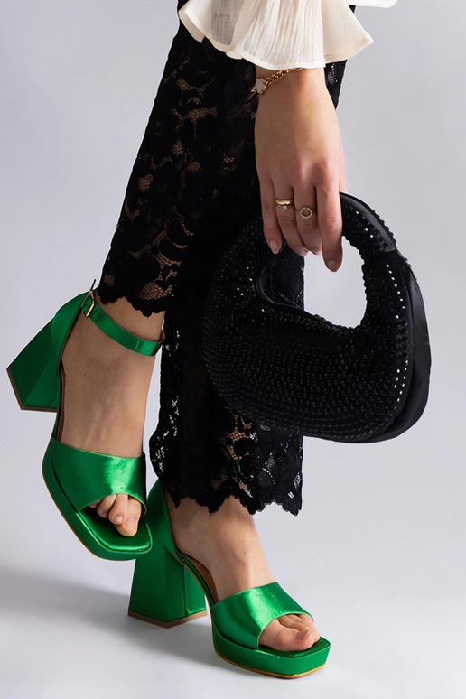 Sandali con tacco spesso in raso...